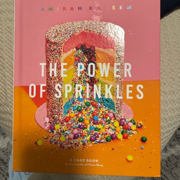 NWHT COFFEE TABLE BOOK INFAMOUS FLOURSHOP
THE POWER OF SPRINKLES - Picture 2 of 5